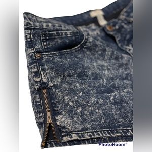 Great looking Acid wash Jean shorts with zippers up each side Forever 21 size 31